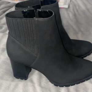 Kelly and katie yona chelsea boot size 8.5